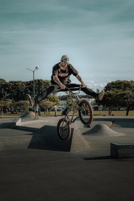 Rowerzysta na ekspresówce – ekstremalne treningi czy nieodpowiedzialność?