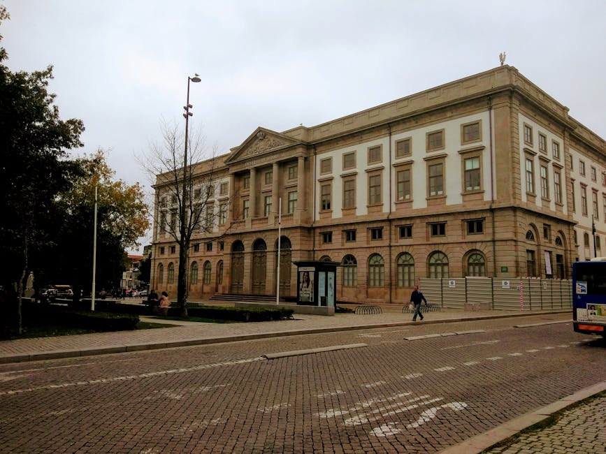 Nieoznakowane roboty drogowe w Olsztynie: interwencja strażników uchroniła pieszych przed niebezpieczeństwem