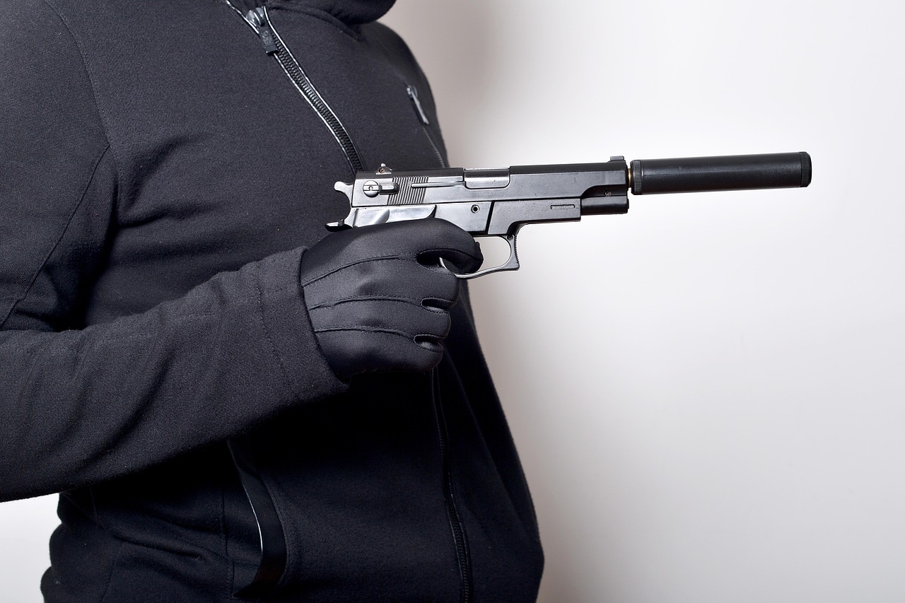 Studenci UWM ćwiczyli zabezpieczanie śladów pod okiem szefa techników kryminalistyki