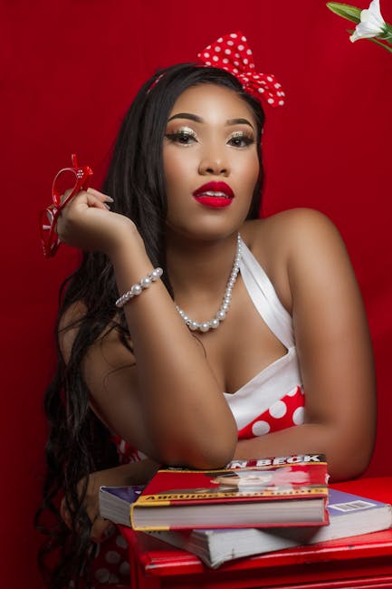 Portrety w stylu międzywojnia w filii MBP nr 15 — efekt pracy uczestników ŚDS „Pomost”