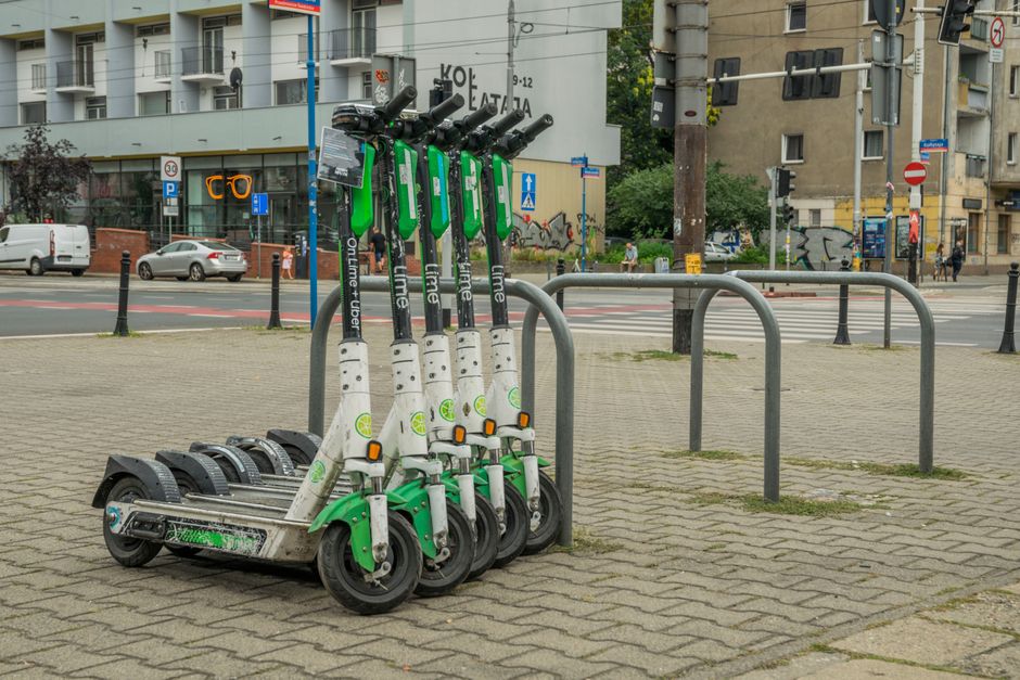 Kierująca hulajnogą elektryczną ranna po upadku. Była pod wpływem alkoholu
