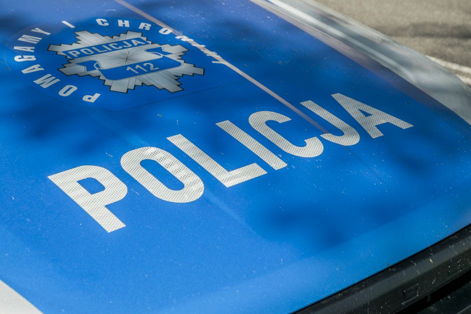 Agresywny 52-latek rozbił butelkę o głowę znajomego w Dobrej Miejscowości